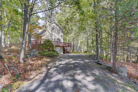 6 Mi to Bushkill Falls Secluded Home with Game Room House in Middle Smithfield