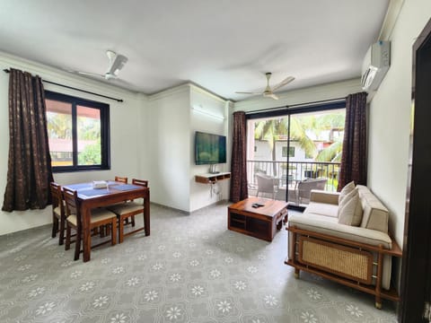 TV and multimedia, Living room, Seating area, Dining area, air conditioner