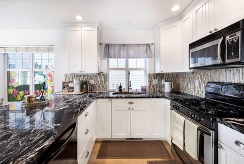 Rare 2BR Modern Urban Escape Free Parking House in South Lake Union