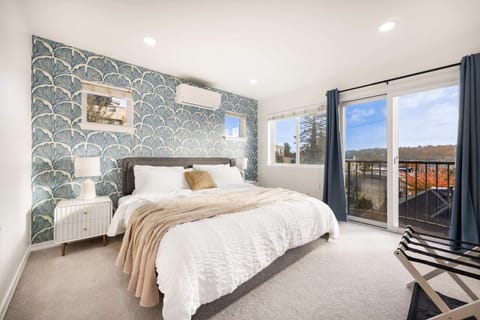 Rare 2BR Modern Urban Escape Free Parking House in South Lake Union