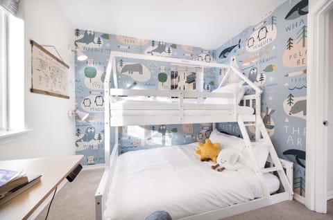 Rare 2BR Modern Urban Escape Free Parking House in South Lake Union