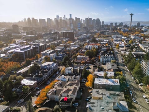 Rare 2BR Modern Urban Escape Free Parking House in South Lake Union