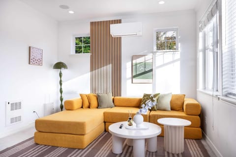 Rare 2BR Modern Urban Escape Free Parking House in South Lake Union