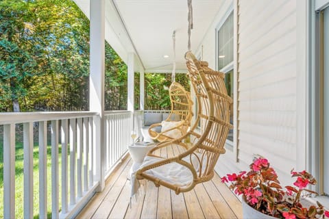 Property building, Patio, Balcony/Terrace, Seating area