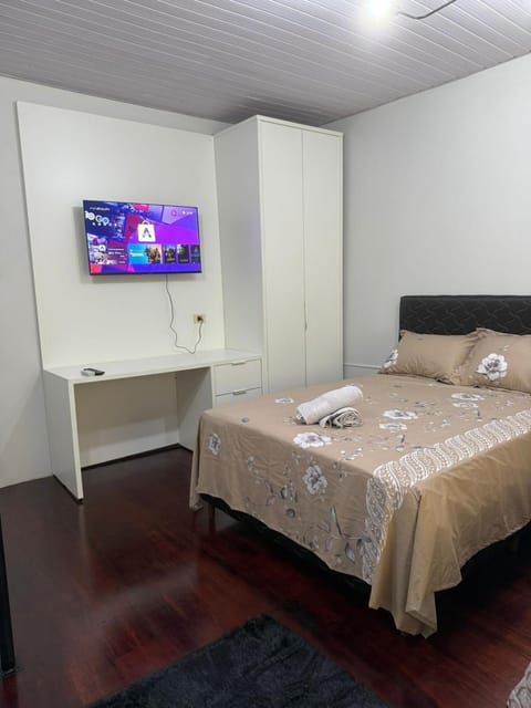 Bed, TV and multimedia, Bedroom, towels