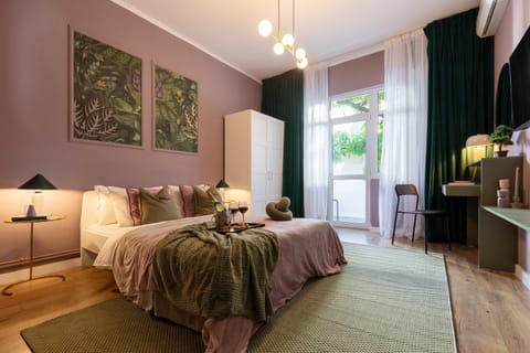 Bed, TV and multimedia, Photo of the whole room, Bedroom