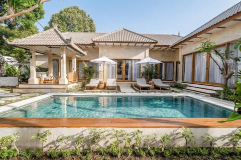 Property building, Patio, Swimming pool, Swimming pool, sunbed