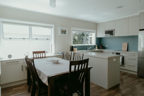 Kitchen or kitchenette, Dining area, dishwasher, oven, stove