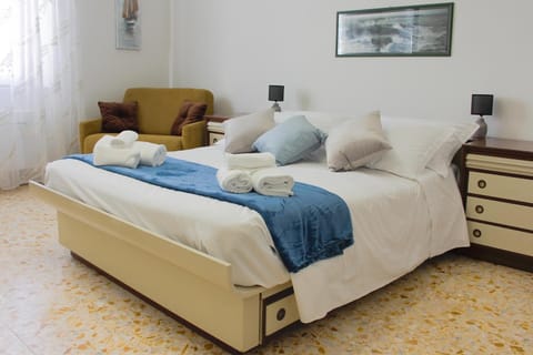 Vela Apartment - 200 mt Porto Apartment in Livorno