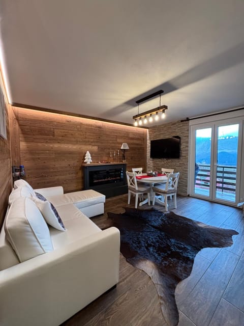 TV and multimedia, Living room, Seating area, Dining area