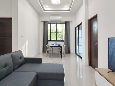 TV and multimedia, Seating area, Dining area, air conditioner