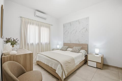 Bed, Photo of the whole room, Bedroom, air conditioner