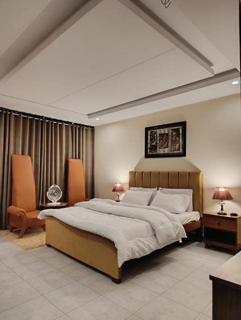 Bed, Photo of the whole room, Seating area, Bedroom