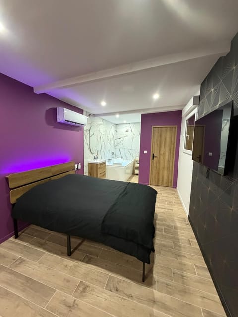 Bed, TV and multimedia, Photo of the whole room, Bedroom