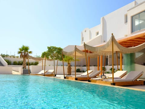 Property building, Day, Pool view, Swimming pool, sunbed