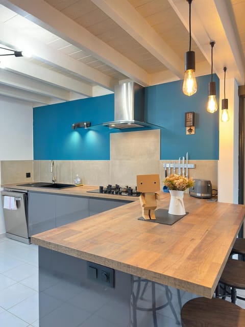 Kitchen or kitchenette, Dining area, stove