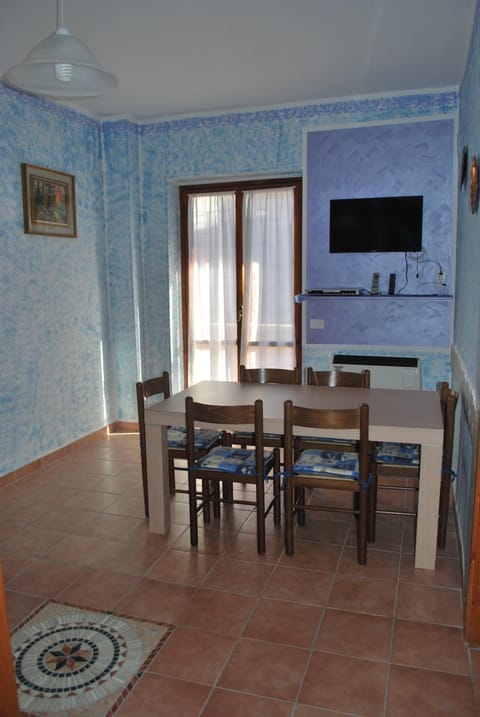 Communal lounge/ TV room, TV and multimedia, Kitchen or kitchenette, Living room, Seating area, Communal kitchen, locker