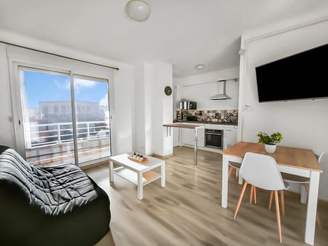 TV and multimedia, Kitchen or kitchenette, Living room, Seating area, Dining area