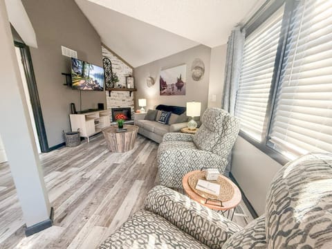 Lakefront Home-3BD25BADockGrillFirepitPool House in Osage Beach