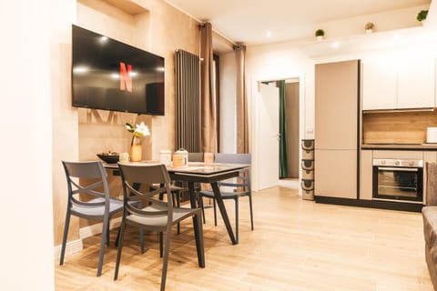 Kitchen or kitchenette, Living room, Seating area, Dining area, oven