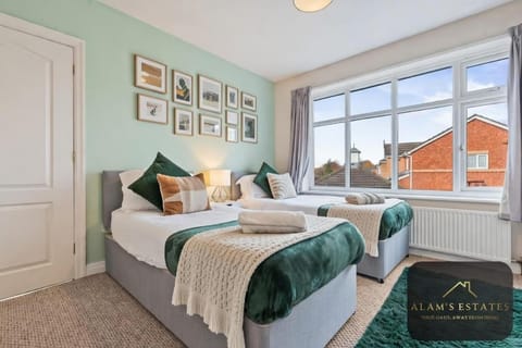 Roundhay Home 4-Bed with Free Parking WI-FI House in Leeds