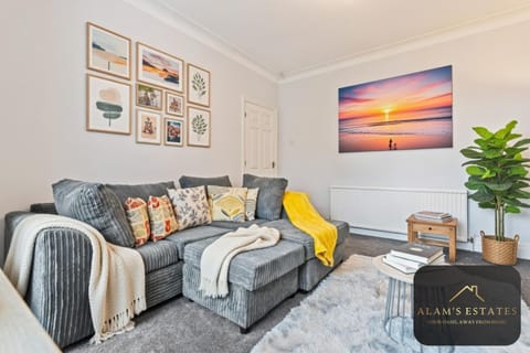 Roundhay Home 4-Bed with Free Parking WI-FI House in Leeds