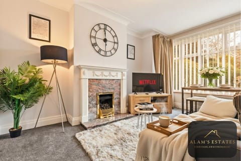 Roundhay Home 4-Bed with Free Parking WI-FI House in Leeds
