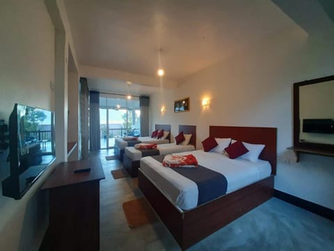 Bed, TV and multimedia, Photo of the whole room, Bedroom, towels