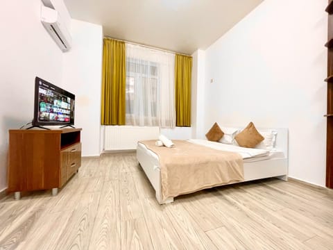Bed, TV and multimedia, Photo of the whole room, Evening entertainment, Bedroom, towels, air conditioner