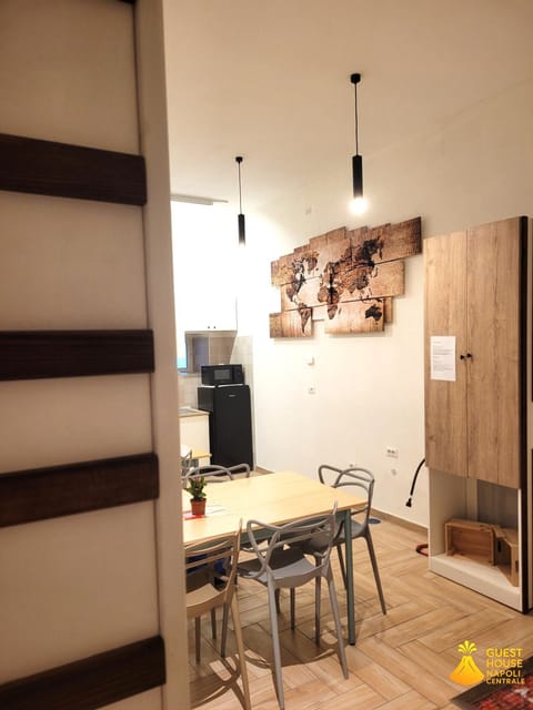 Kitchen or kitchenette, Dining area, oven