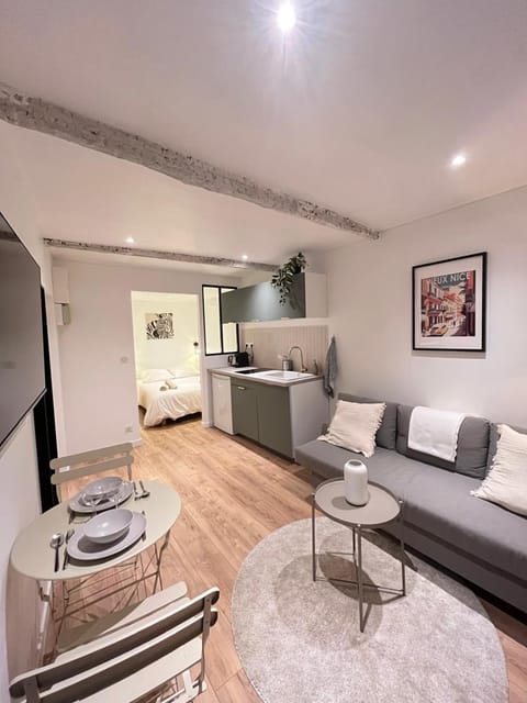 Kitchen or kitchenette, Seating area, Dining area, Bedroom