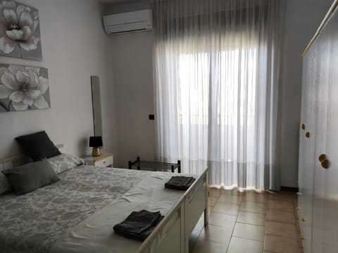 Bed, Living room, Bedroom, towels, air conditioner