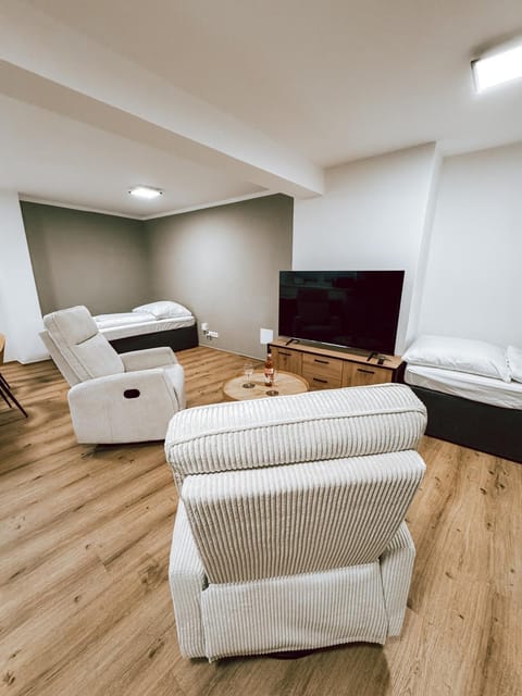 TV and multimedia, Living room, Evening entertainment