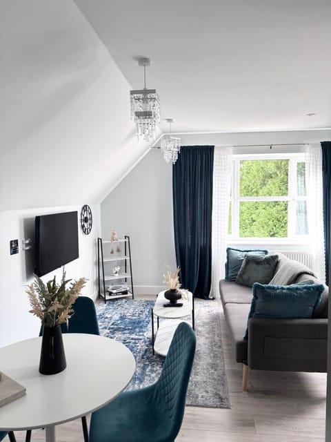 TV and multimedia, Living room, Seating area, Dining area, Evening entertainment, Entertainment