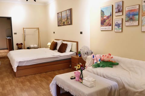 Property building, Bed, Photo of the whole room, Bedroom, towels