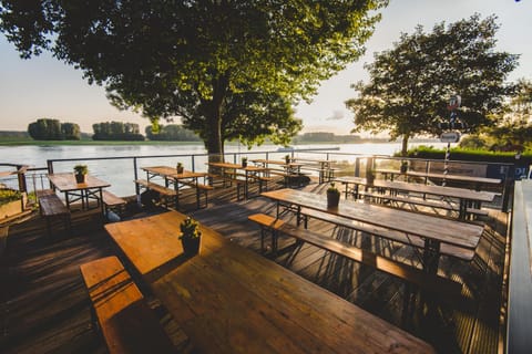 Restaurant/places to eat, Restaurant/places to eat, Balcony/Terrace