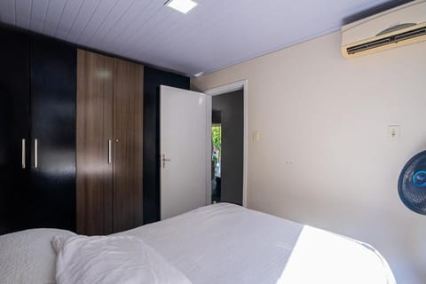 Bedroom, air conditioner