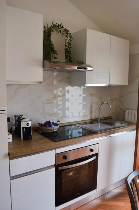 Coffee/tea facilities, Kitchen or kitchenette, stove