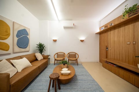 Leblon | 3 BR, 3 min to Beach, Stunning Décor Apartment in Rio de Janeiro