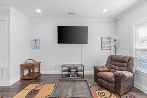 Seaside Serenity Pet Friendly Near Destin House in Wright