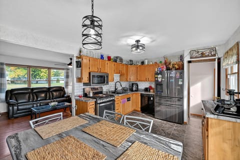 Cozy Retreat with Hot Tub in Peaceful Goshen home House in Indiana