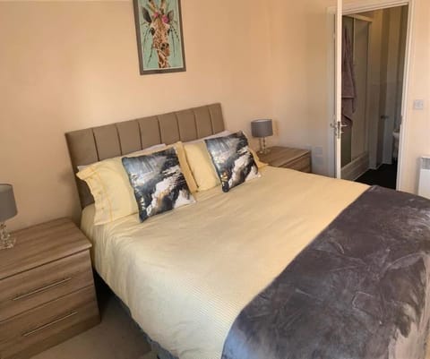 Stylish apartment sleeps 6 Apartment in Coventry