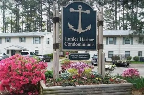 Charming 2-bedroom house with fitness room and AC in welcoming Buford House in Buford