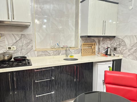 Kitchen or kitchenette, Dining area, minibar, stove