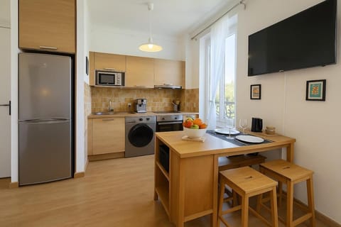 TV and multimedia, Kitchen or kitchenette, Living room, Seating area, oven, stove, washing machine