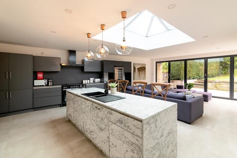 Coffee/tea facilities, Kitchen or kitchenette, Seating area, kitchen, kitchen