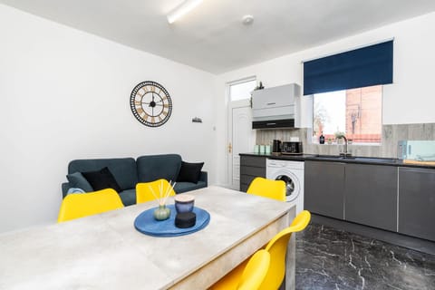Restaurant/places to eat, Kitchen or kitchenette, Living room, Seating area, Dining area, oven, stove
