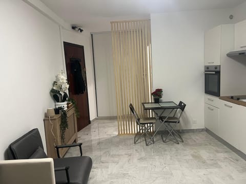 Grand studio prêt de la mer ! Apartment in Nice