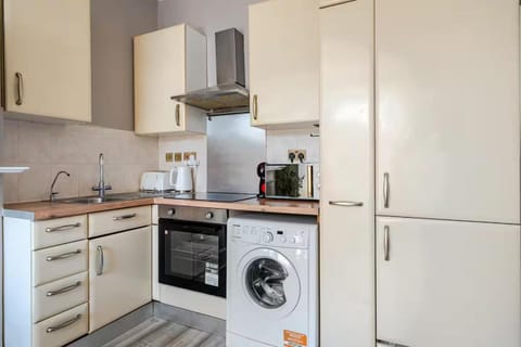 Coffee/tea facilities, Kitchen or kitchenette, oven, stove, toaster, washing machine