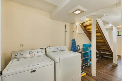 Downtown Home Walk to Restaurants and Waterfront Apartment in Tacoma